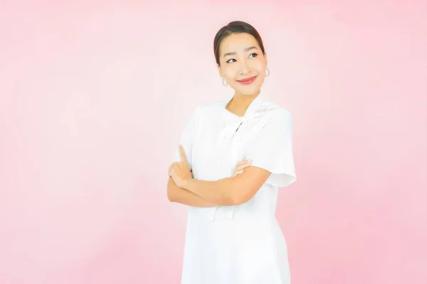 Portret Piękna Młoda Azjatycka Kobieta Uśmiech Wielu Akcji Różowym Tle — Zdjęcie stockowe