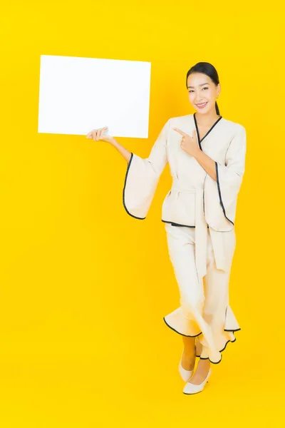 Πορτρέτο Όμορφη Νεαρή Ασιατική Επιχείρηση Γυναίκα Άδειο Λευκό Πινακίδα Κάρτα — Φωτογραφία Αρχείου