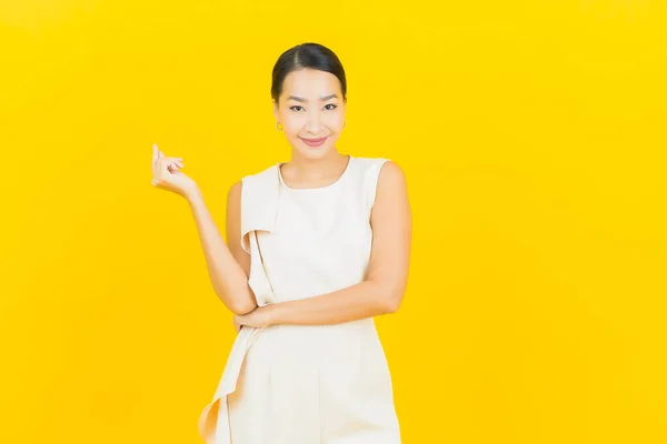 Potret Indah Wanita Asia Muda Tersenyum Dengan Tindakan Pada Warna — Stok Foto