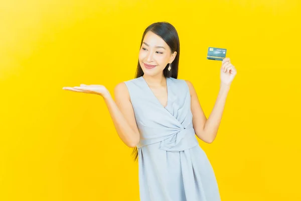 Retrato Bonito Jovem Asiático Mulher Sorriso Com Cartão Crédito Sobre — Fotografia de Stock