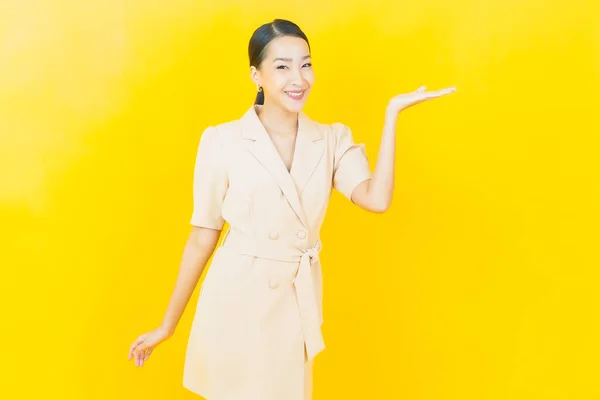 Porträtt Vacker Ung Asiatisk Kvinna Leende Med Åtgärder Färg Bakgrund — Stockfoto