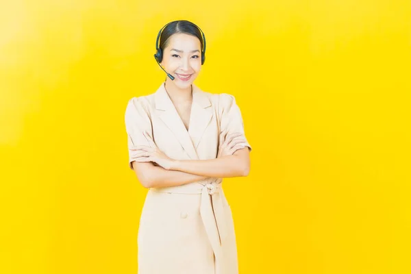 Potret Wanita Muda Asia Yang Cantik Dengan Call Center Pusat — Stok Foto