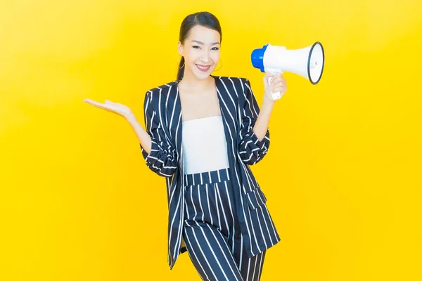 Portret Mooie Jonge Aziatische Vrouw Glimlach Met Megafoon Kleur Achtergrond — Stockfoto