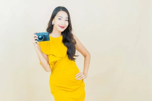 Πορτρέτο Όμορφη Νεαρή Ασιατική Γυναίκα Χρησιμοποιούν Κάμερα Στο Φόντο Χρώμα — Φωτογραφία Αρχείου