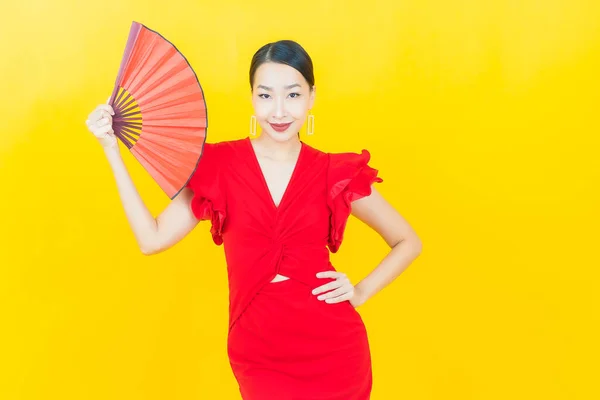 Porträtt Vacker Ung Asiatisk Kvinna Med Röd Fläkt Färg Bakgrund — Stockfoto