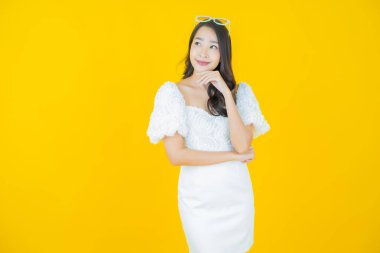 Portre güzel Asyalı kadın gülümsüyor. Renkli arka planda hareket var.