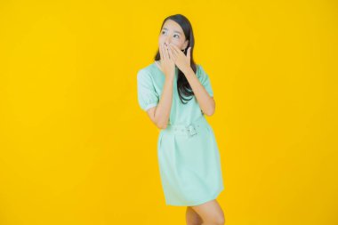 Portre güzel Asyalı kadın gülümsüyor. Renkli arka planda hareket var.