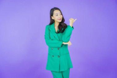 Portre güzel Asyalı kadın gülümsüyor. Renkli arka planda hareket var.