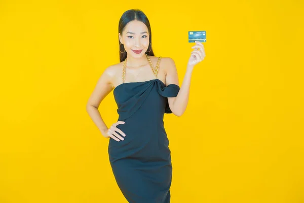 Πορτρέτο Όμορφη Νεαρή Ασιατική Γυναίκα Χαμόγελο Πιστωτική Κάρτα Στο Φόντο — Φωτογραφία Αρχείου