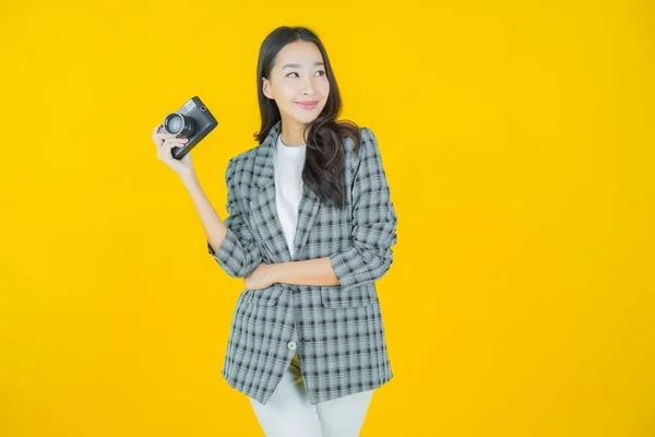 Retrato Bonito Jovem Asiático Mulher Usar Câmera Cor Fundo — Fotografia de Stock