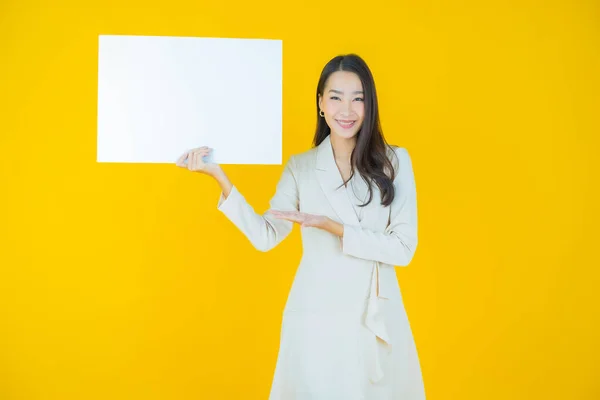 Portret Mooie Jonge Aziatische Vrouw Met Lege Witte Billboard Kleur — Stockfoto