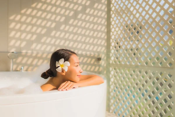Retrato Jovem Mulher Asiática Relaxar Tomar Banho Banheira Para Conceito — Fotografia de Stock