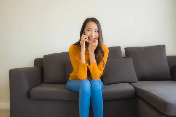 Portrait Jeune Femme Asiatique Utilisant Téléphone Portable Intelligent Sur Canapé — Photo