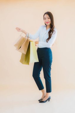 Perakende ve mağazadan bir sürü alışveriş çantasıyla güzel bir Asyalı kadın portresi.