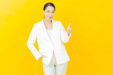 Portre güzel Asyalı kadın gülümsüyor. Renkli arka planda hareket var.