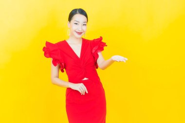 Portre güzel Asyalı kadın gülümsüyor. Renkli arka planda hareket var.