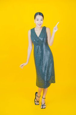 Portre güzel Asyalı kadın gülümsüyor. Renkli arka planda hareket var.