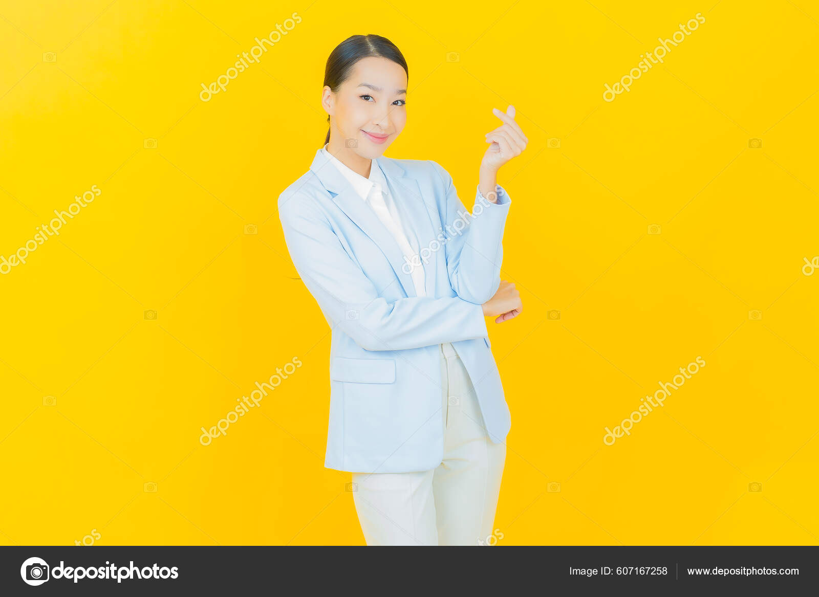 美丽的年轻亚洲女人的画像带着色彩背景的动作微笑着 图库照片 C Mrsiraphol