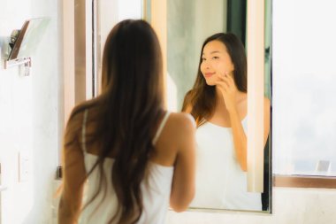 Güzel bir Asyalı kadın portresi. Banyo içinde yüzünü ve yüzünü kontrol et.