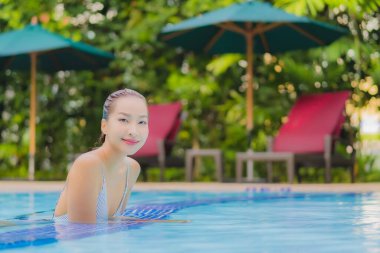 Güzel bir Asyalı kadın portresi. Rahatına bak. Rahatına bak.