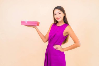 Güzel bir Asyalı kadın portresi. Kırmızı hediye kutusu ve izole edilmiş bir arka plan.