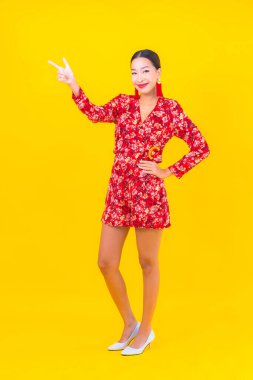 Güzel bir Asyalı kadının portresi Çin 'in yeni yıl konseptinde gülümsüyor. Renkli arka plan üzerine.