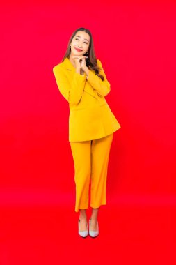 Portre güzel genç iş kadını Asyalı kadın kırmızı izole arka planda hareketli gülümseme