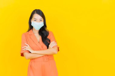 Korunmak için maske takan güzel bir Asyalı kadın.