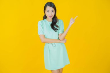 Portre güzel Asyalı kadın gülümsüyor. Renkli arka planda hareket var.