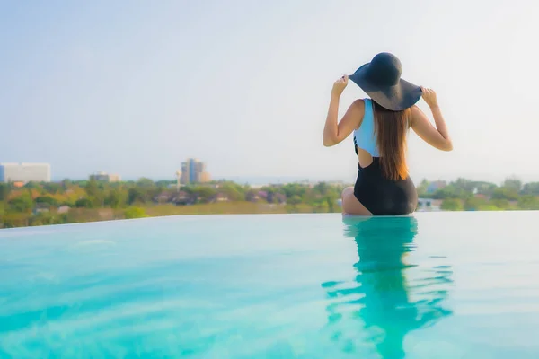 Retrato Hermosa Joven Mujer Asiática Feliz Sonrisa Relajarse Alrededor Piscina —  Fotos de Stock