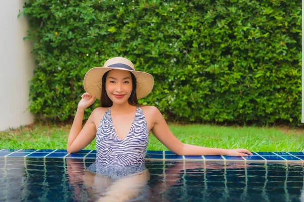 美しい若いアジアの女性の肖像旅行休暇のためのホテルリゾートで屋外スイミングプールの周りにリラックス幸せな笑顔 — ストック写真