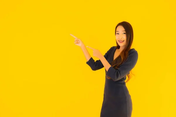 Portret Mooie Jonge Aziatische Vrouw Met Actie Geïsoleerde Gele Achtergrond — Stockfoto