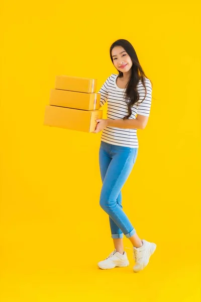Paket Kutusu Olan Güzel Asyalı Kadın Sarı Izole Edilmiş Arka — Stok fotoğraf
