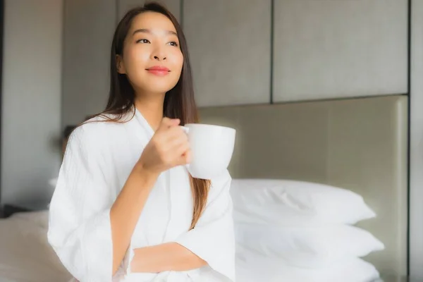 Retrato Hermosa Joven Mujer Asiática Con Taza Café Interior Del —  Fotos de Stock