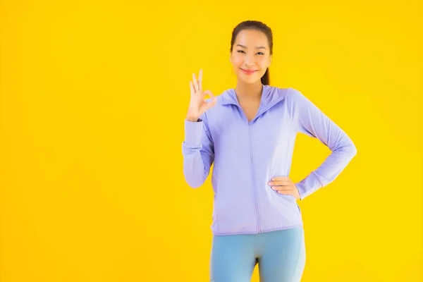 노란색외진 배경에서 운동할 준비가 스포츠 아름다운 이시아 스포츠 여자의 — 스톡 사진