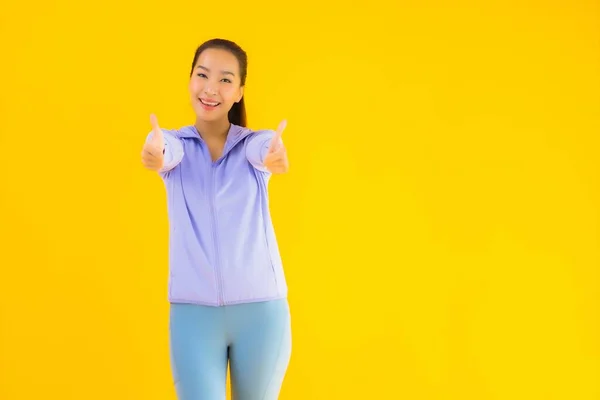 Sarı Izole Edilmiş Arka Planda Spor Giysili Güzel Asyalı Kadın — Stok fotoğraf