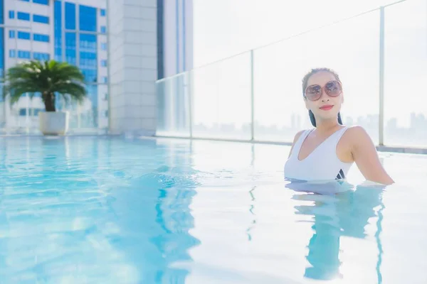 Retrato Hermosa Joven Mujer Asiática Relajarse Ocio Alrededor Piscina Viajes — Foto de Stock