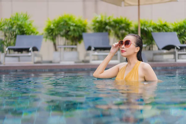 Porträt Schöne Junge Asiatische Frau Entspannen Freizeit Rund Swimmingpool Hotelresort — Stockfoto