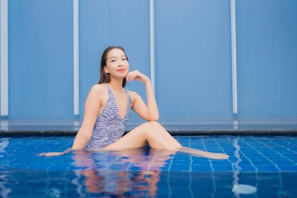 Porträt Schöne Junge Asiatische Frau Entspannen Lächeln Rund Freibad Für — Stockfoto