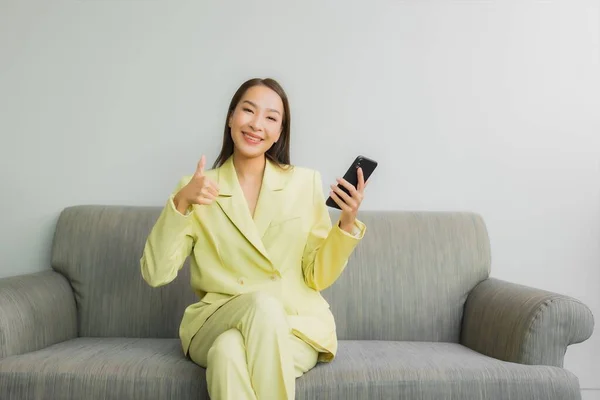 Güzel Bir Asyalı Kadın Oturma Odasındaki Koltukta Akıllı Cep Telefonu — Stok fotoğraf