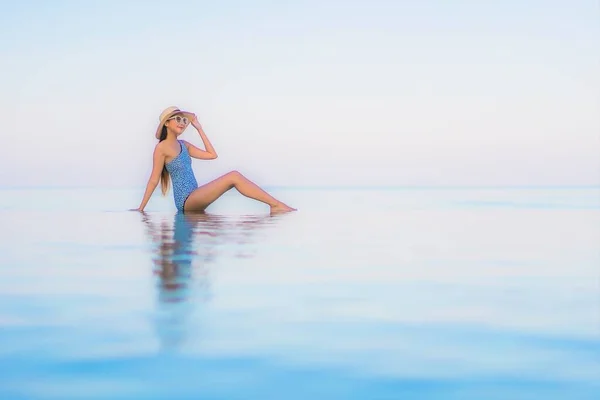 Retrato Bonito Jovem Asiático Mulher Relaxar Sorriso Lazer Redor Piscina — Fotografia de Stock