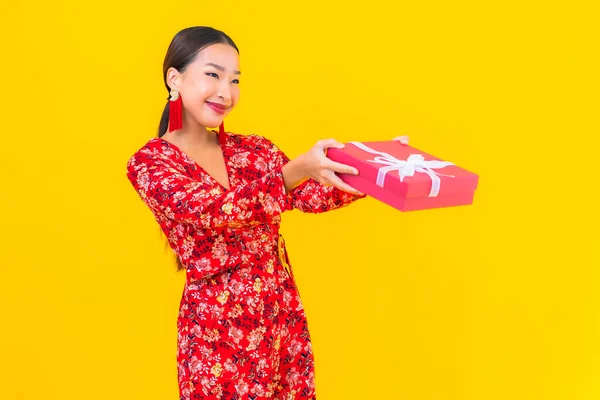 Portret Mooie Jonge Aziatische Vrouw Met Rode Geschenkdoos Kleur Achtergrond — Stockfoto