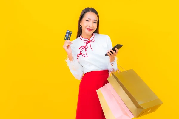 Portret Pięknej Młodej Azjatki Torbą Zakupy Kartą Kredytową Żółtym Tle — Zdjęcie stockowe