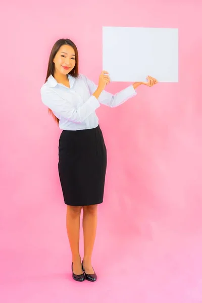 Retrato Hermosa Mujer Asiática Joven Mostrar Cartelera Blanca Vacía Sobre — Foto de Stock