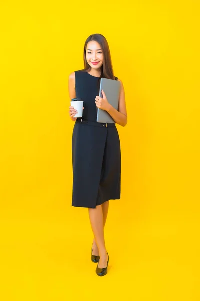 Porträtt Vacker Ung Asiatisk Affärskvinna Med Bärbar Dator Gul Bakgrund — Stockfoto
