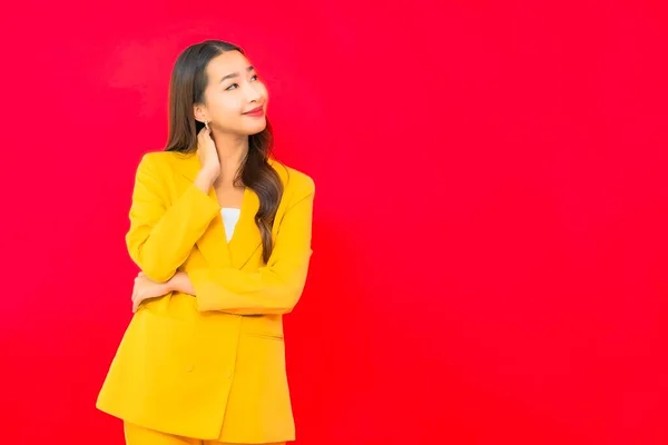 Retrato Bonito Jovem Negócio Asiático Mulher Sorriso Com Ação Vermelho — Fotografia de Stock