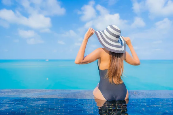 Retrato Hermosa Joven Mujer Asiática Relajarse Sonrisa Ocio Alrededor Piscina —  Fotos de Stock