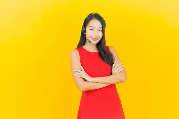 Retrato Bela Jovem Mulher Asiática Com Fone Ouvido Para Comunicação — Fotografia de Stock