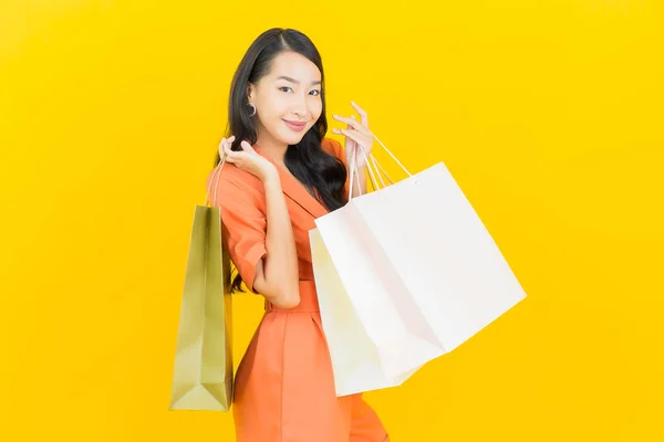 Portret Piękna Młoda Azjatycka Kobieta Uśmiech Torbą Zakupy Żółtym Tle — Zdjęcie stockowe