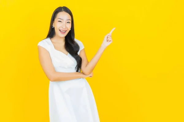 Retrato Bonito Jovem Asiático Mulher Sorriso Com Ação Cor Amarela — Fotografia de Stock